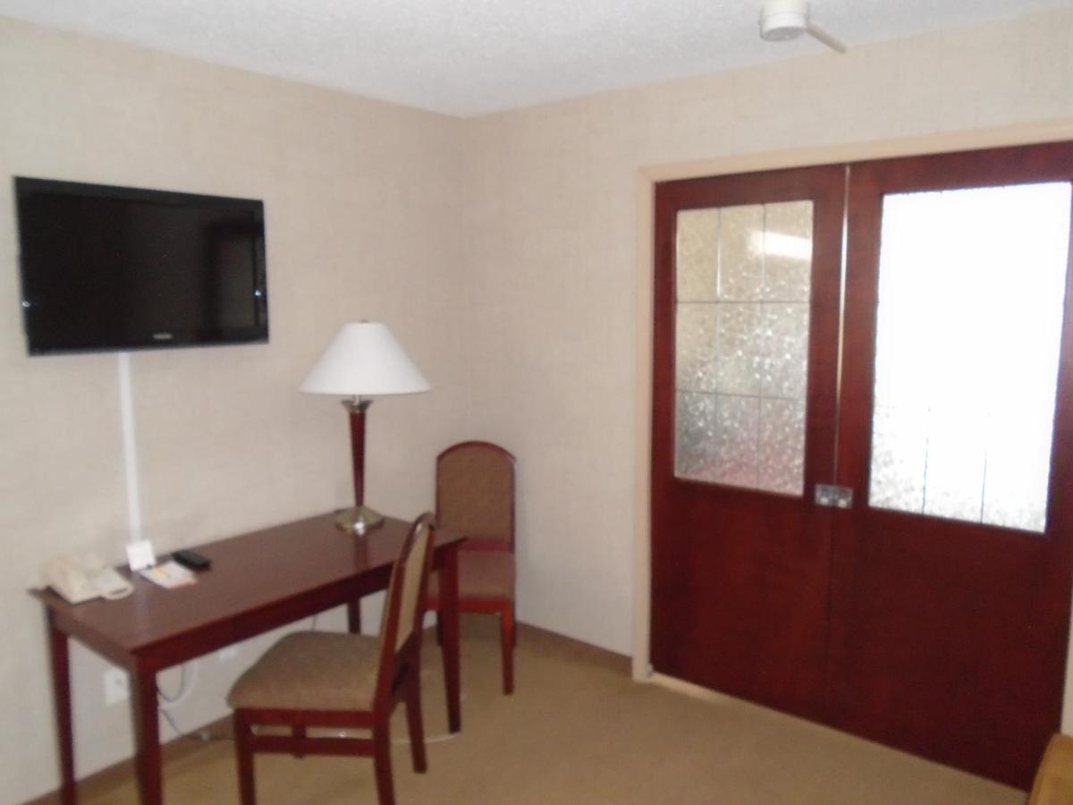 Super 8 By Wyndham Red Deer City Centre Ngoại thất bức ảnh